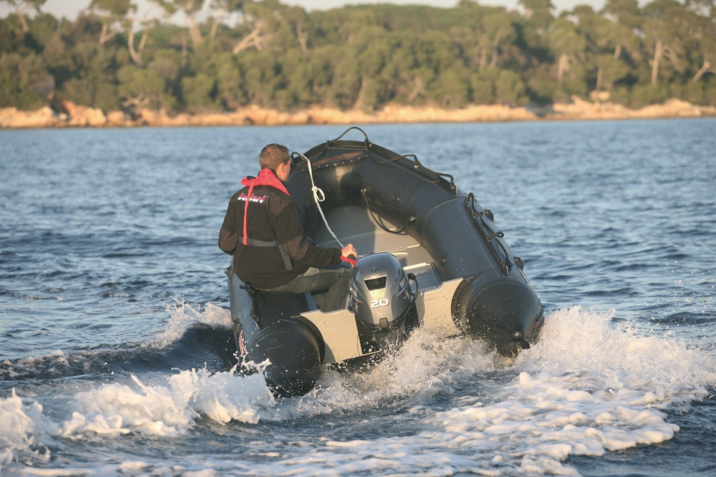 Bombard Commando C3 - rubberboot met deelbare houten kiel en aluminium vlonderdelen