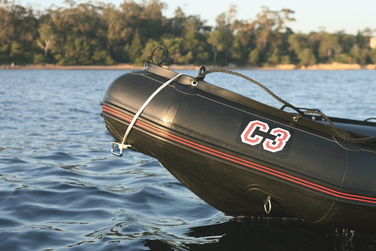 Bombard Commando C3 - rubberboot met deelbare houten kiel en aluminium vlonderdelen